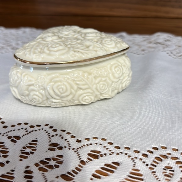 Vtg,International Silver Co. Porcelain Heart Shape White Roses BoxChristmas Gift - Picture 5 of 10